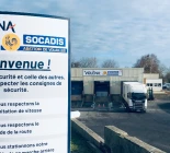 Entrée du site de SOCADIS avec Totem d'accueil et règles de sécurité du site