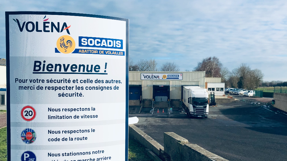 Entrée du site de SOCADIS avec Totem d'accueil et règles de sécurité du site