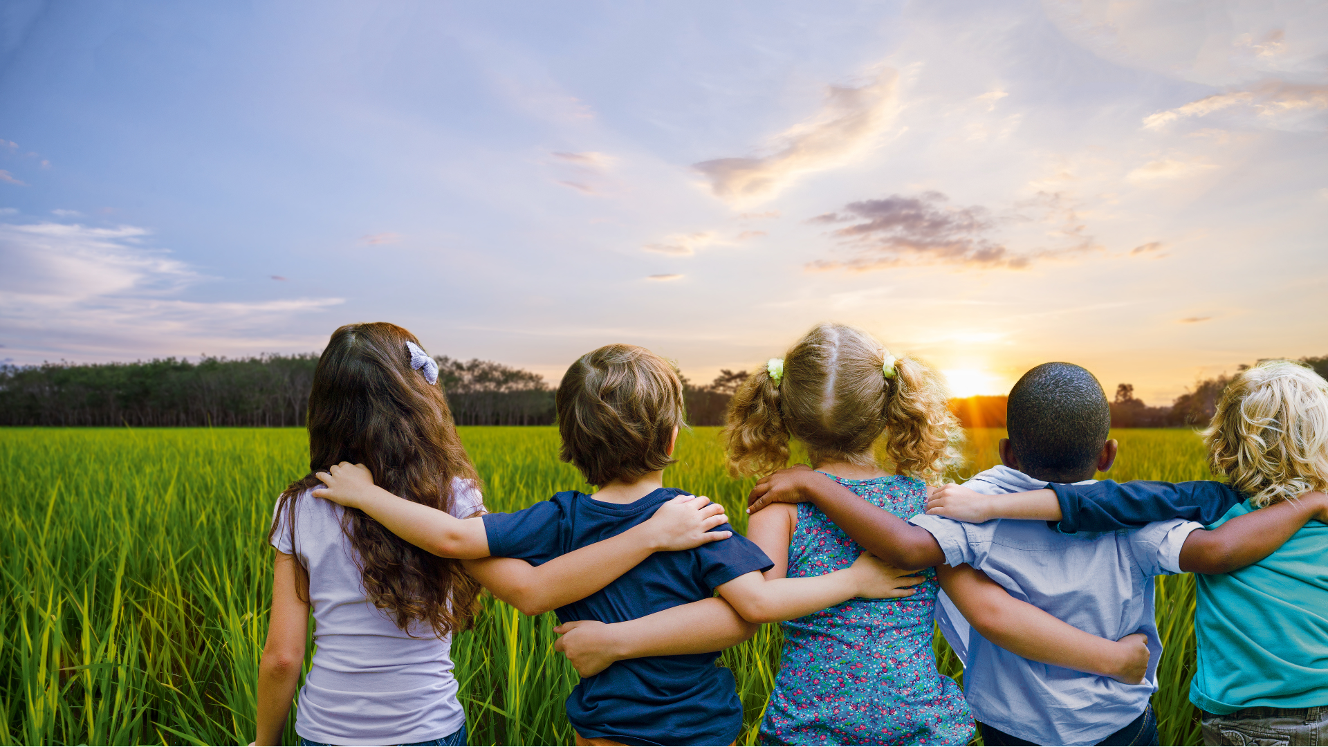 Image d'enfants regardant vers l'avenir dans un champ devant un lever de soleil